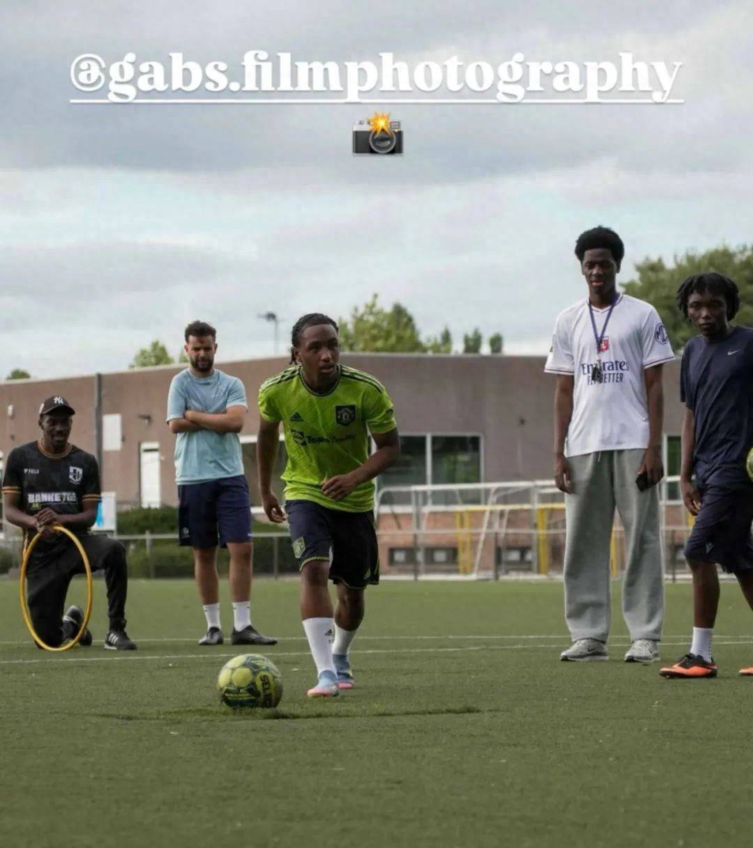 法甲天才前锋穿曼联球衣踢球，标价5000万！红魔或免费签英超空霸