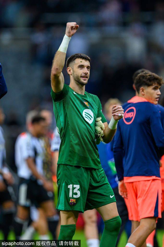 欧冠小组赛焦点：曼城与巴萨的战术博弈与球星对决